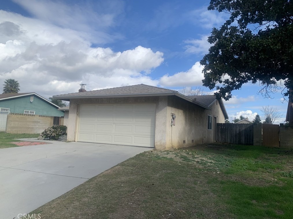 9817 Blanchard Ave, Fontana CA  92335-5815 exterior