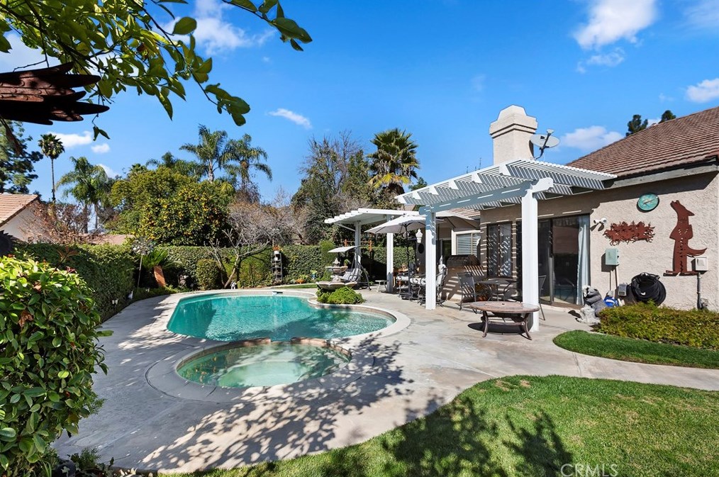 1244 Creekside Ct, Upland CA  91784-7934 exterior