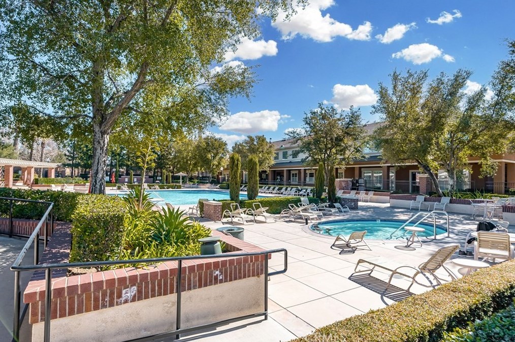 15723 Parkhouse Dr, Fontana CA  92336-6516 exterior