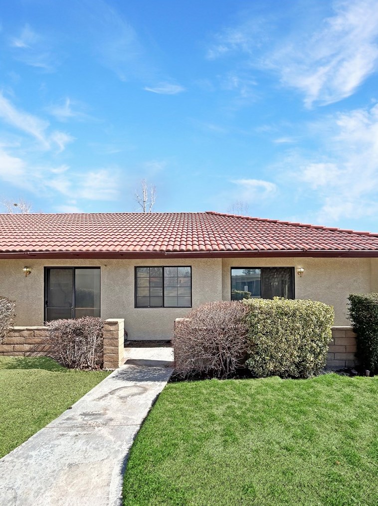 19227 Elm Dr, Apple Valley CA  92308-8987 exterior