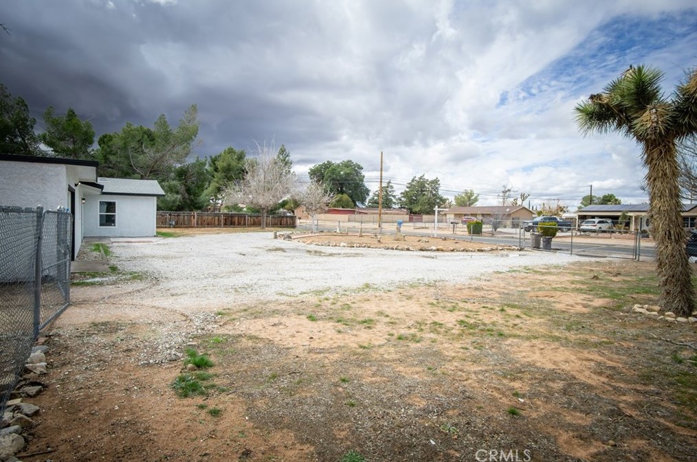 14167 Kiowa Rd, Apple Valley CA  92307-3976 exterior