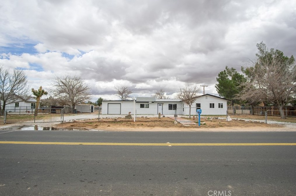 14167 Kiowa Rd, Apple Valley CA  92307-3976 exterior