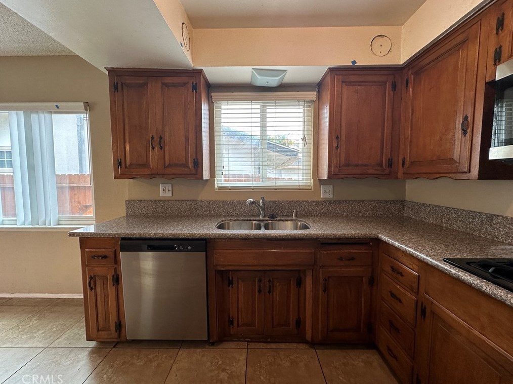 2033 Elm Ave, Anaheim CA  92804-2553 exterior