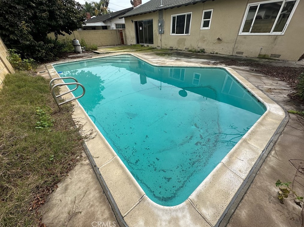 2033 Elm Ave, Anaheim CA  92804-2553 exterior