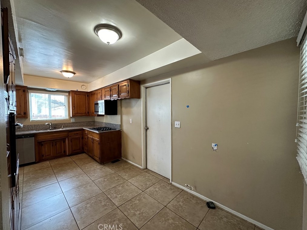 2033 Elm Ave, Anaheim CA  92804-2553 exterior