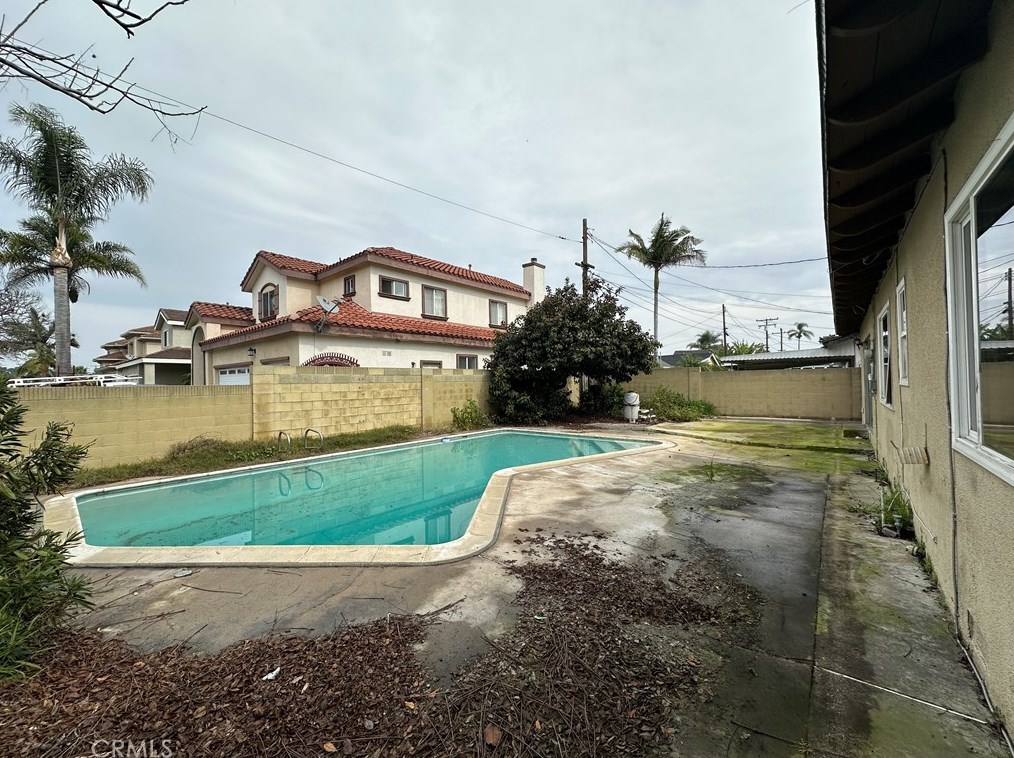2033 Elm Ave, Anaheim CA  92804-2553 exterior