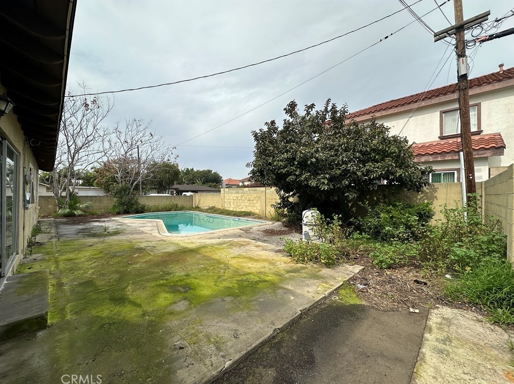 2033 Elm Ave, Anaheim CA  92804-2553 exterior