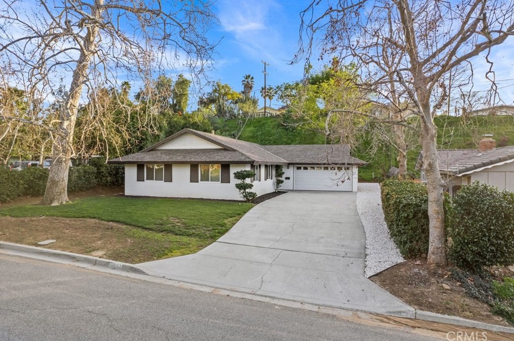 230 Goodrich Dr, Riverside CA  92507-4850 exterior