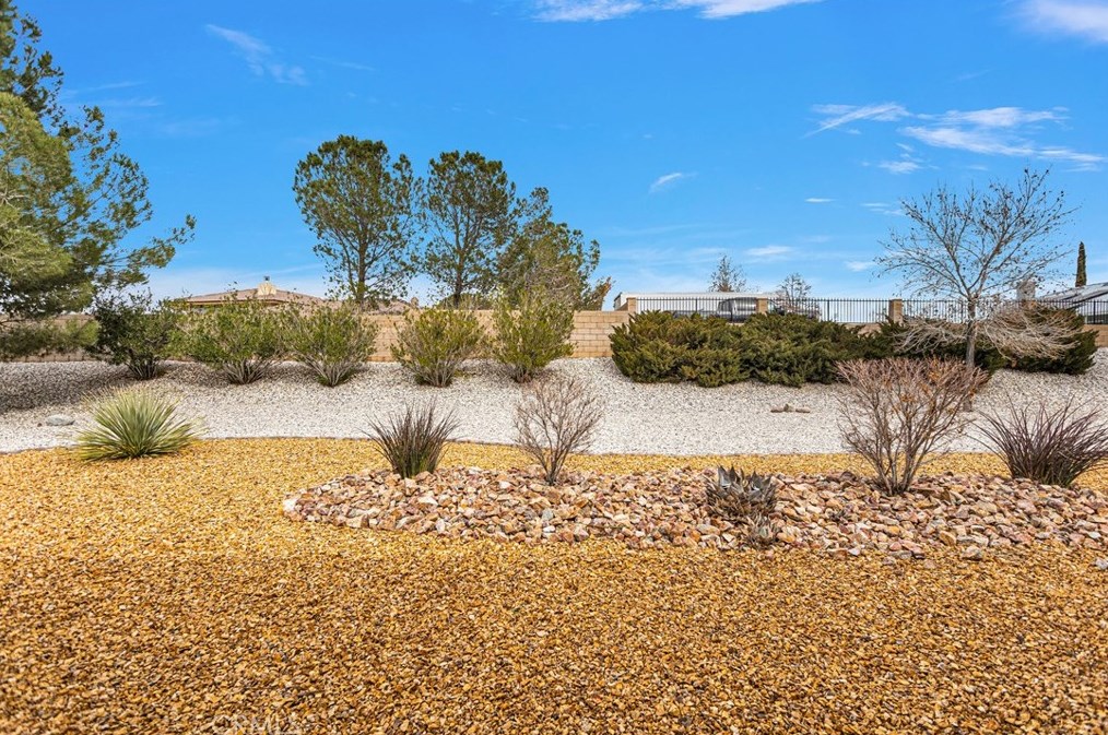 20260 Quail Hollow Rd, Apple Valley CA  92308-5013 exterior