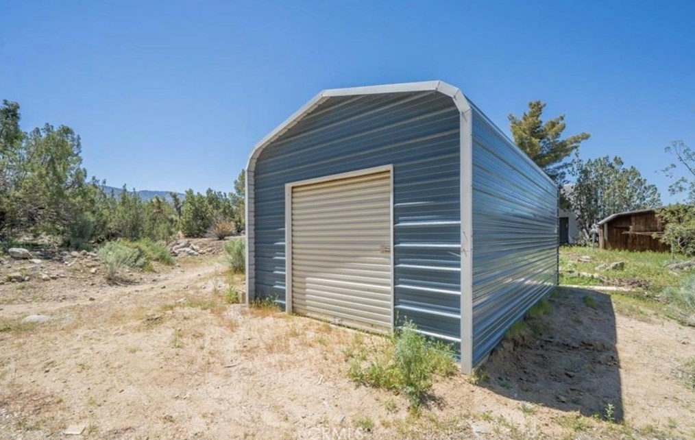 1568 Smoke Tree Rd, Pinon Hills CA  92372-9832 exterior