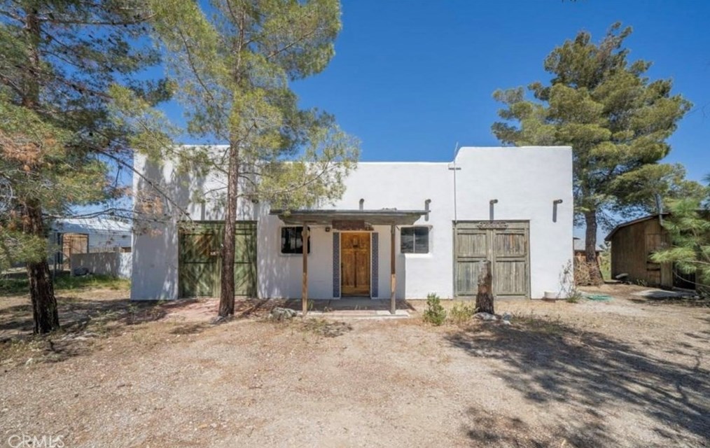 1568 Smoke Tree Rd, Pinon Hills CA  92372-9832 exterior