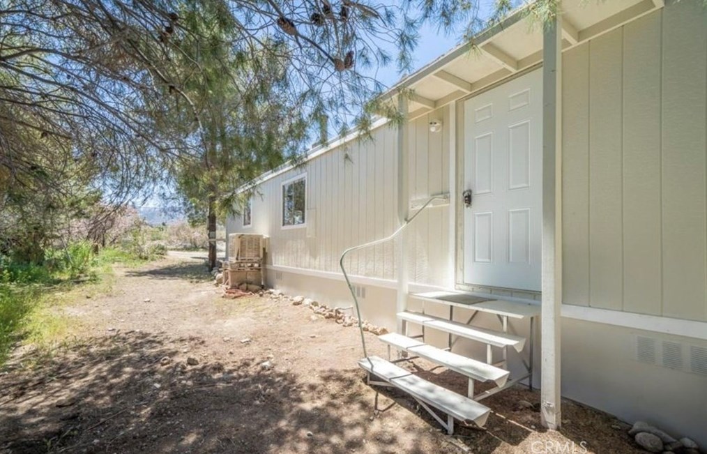 1568 Smoke Tree Rd, Pinon Hills CA  92372-9832 exterior