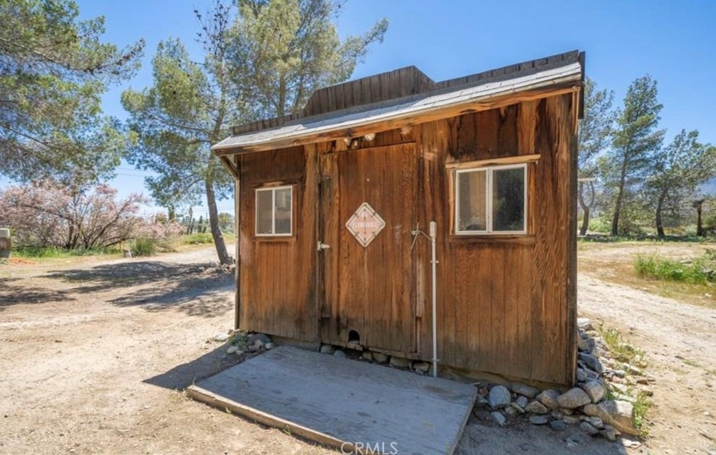 1568 Smoke Tree Rd, Pinon Hills CA  92372-9832 exterior