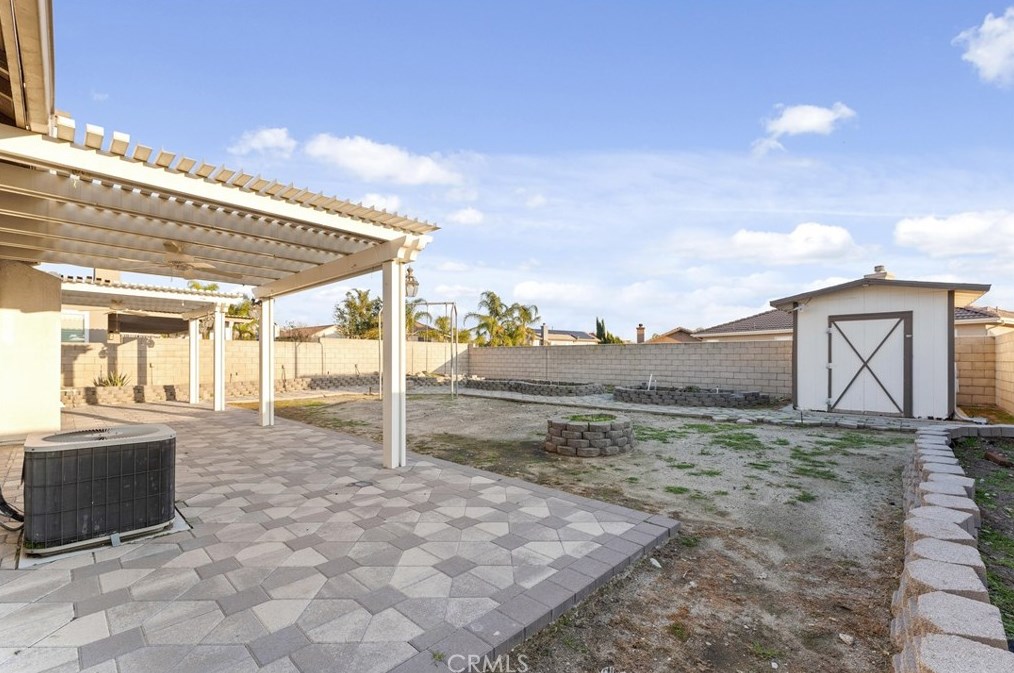 14941 Preston Dr, Fontana CA  92336-5506 exterior