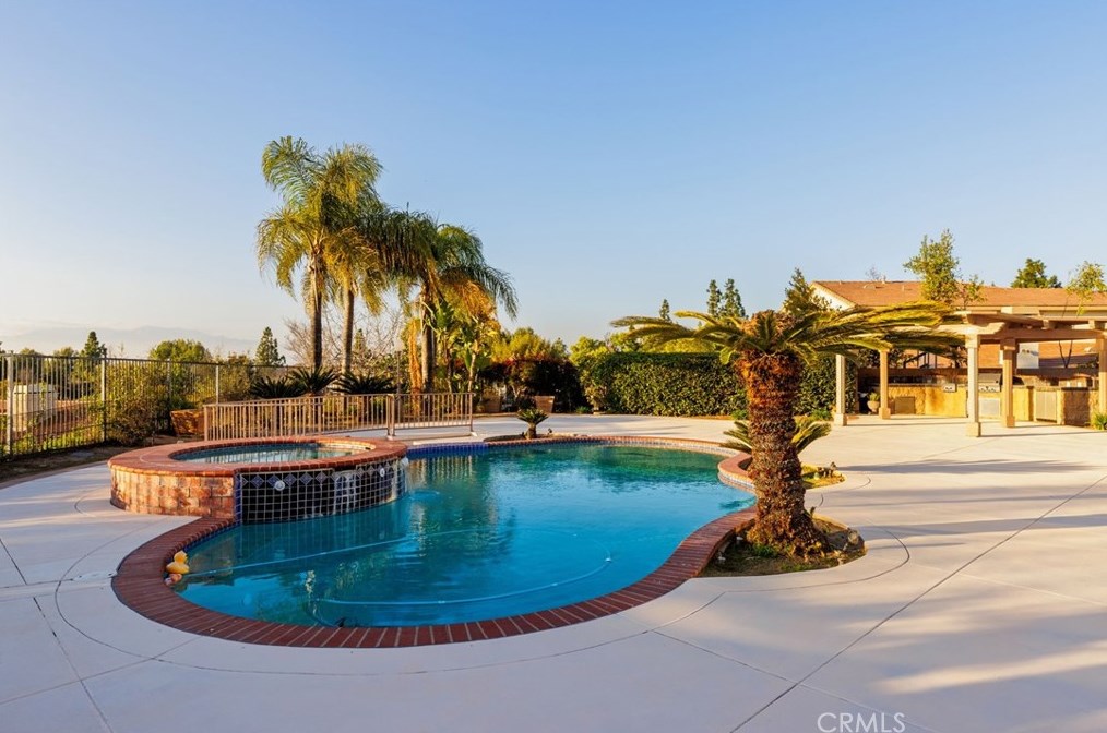 7449 Chateau Ridge Ln, Riverside CA  92506-7548 exterior