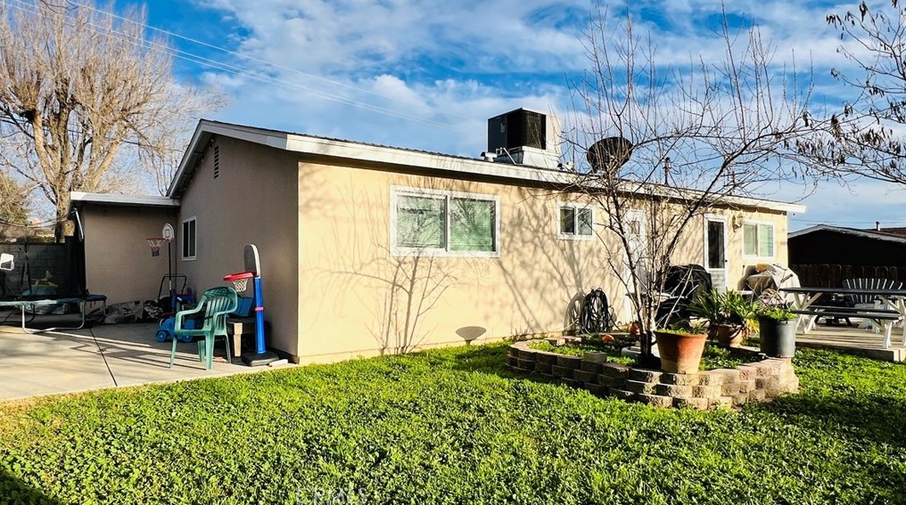 10029 Nancy Ave, Beaumont CA  92223-4122 exterior