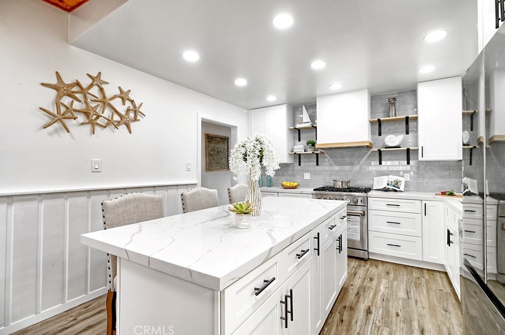 320 Sunset Dr, Oxnard CA 93035-4478 exterior