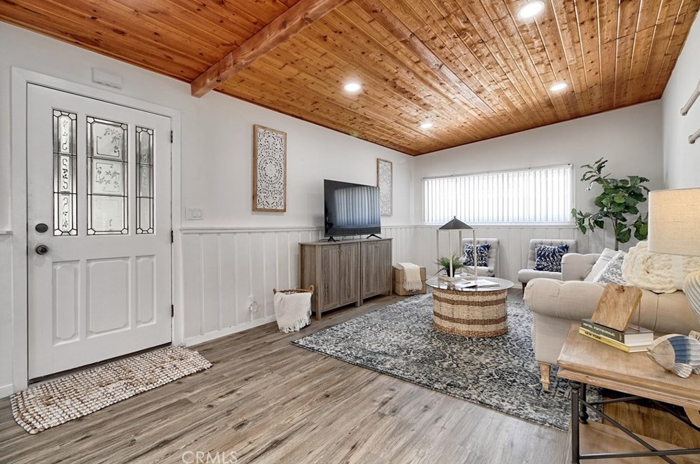 320 Sunset Dr, Oxnard CA 93035-4478 exterior