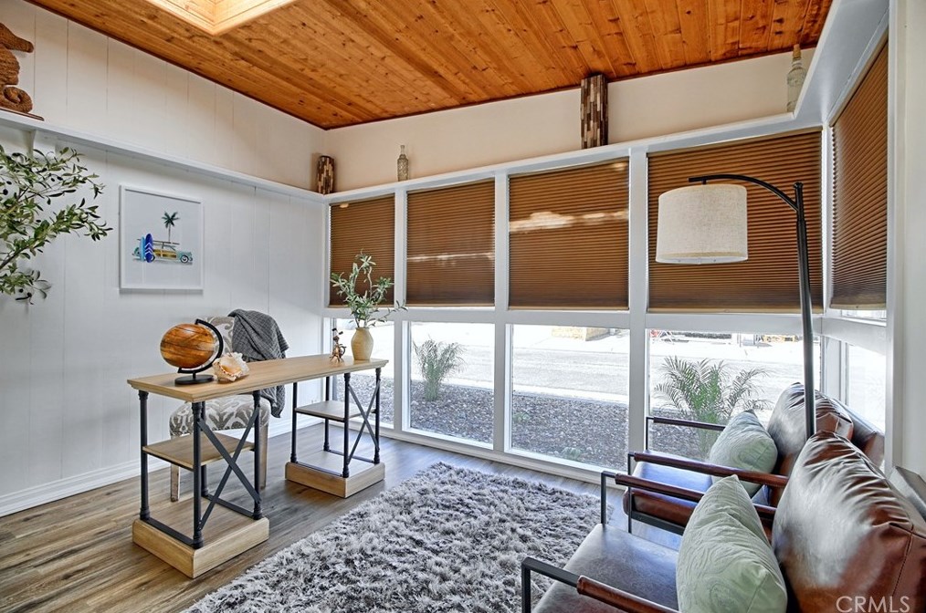 320 Sunset Dr, Oxnard CA 93035-4478 exterior