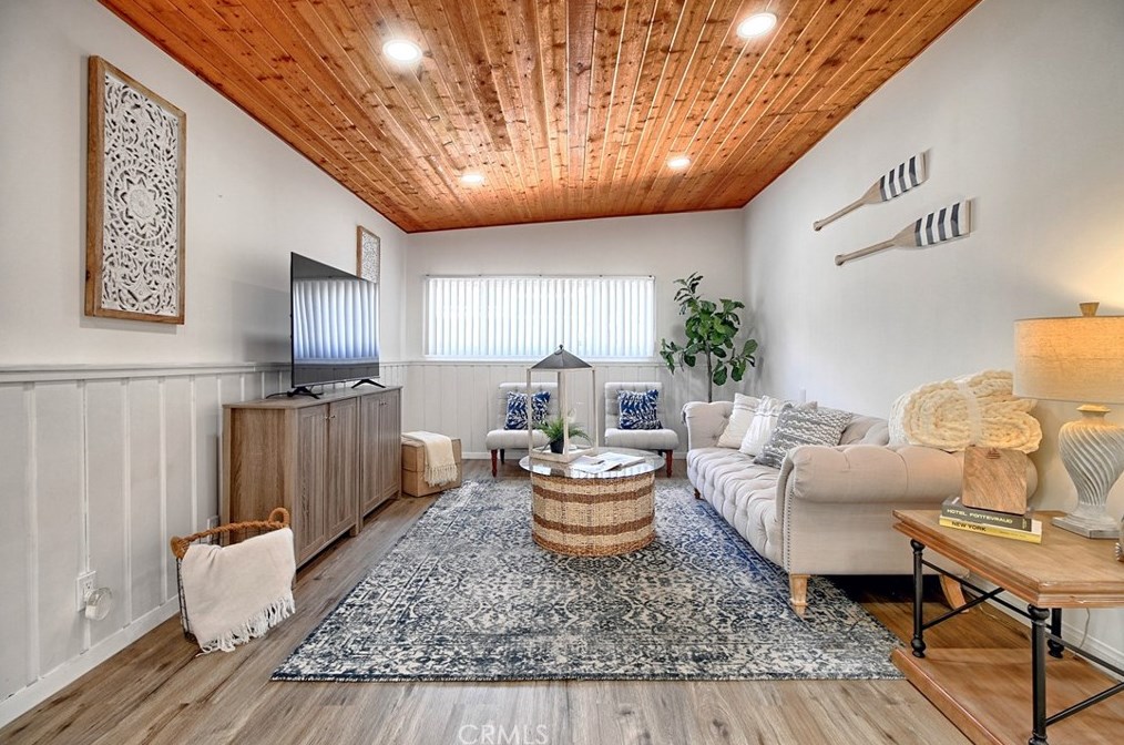 320 Sunset Dr, Oxnard CA 93035-4478 exterior