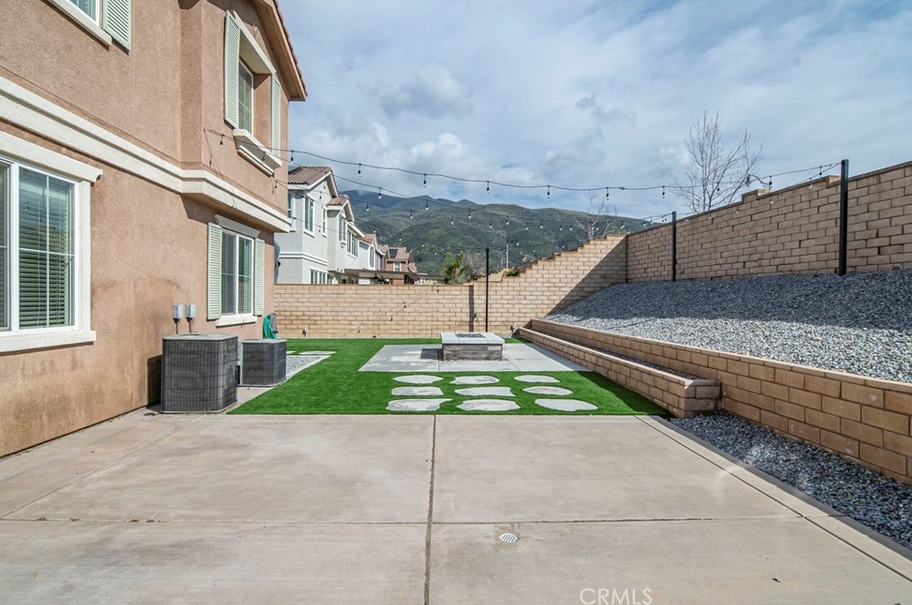 5055 Glenwood Ave, Fontana CA  92336-0765 exterior