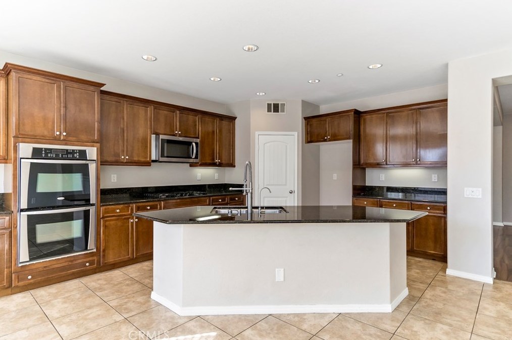 5055 Glenwood Ave, Fontana CA  92336-0765 exterior