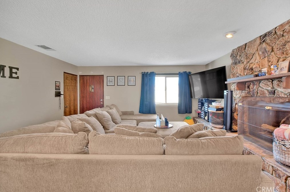 10355 Victor Ave, Hesperia CA  92345-2723 exterior