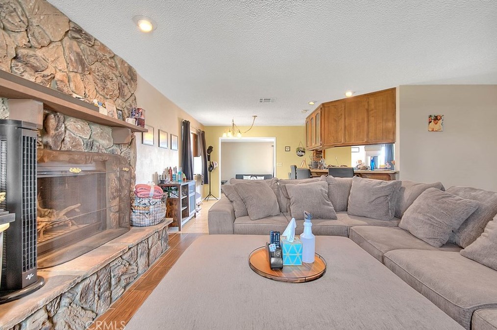 10355 Victor Ave, Hesperia CA  92345-2723 exterior