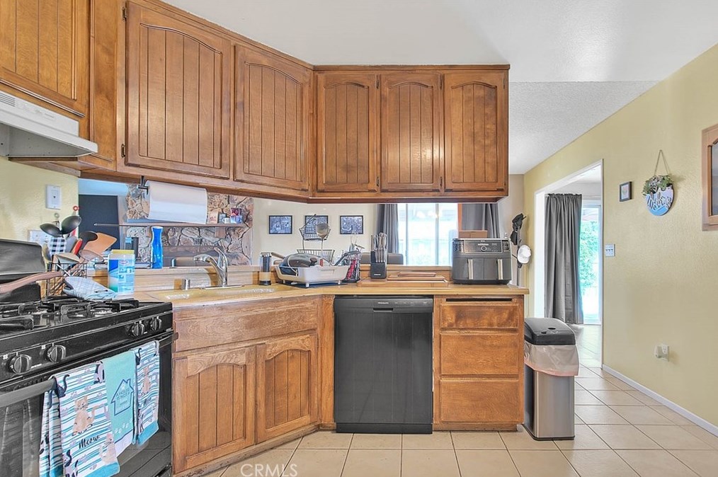 10355 Victor Ave, Hesperia CA  92345-2723 exterior