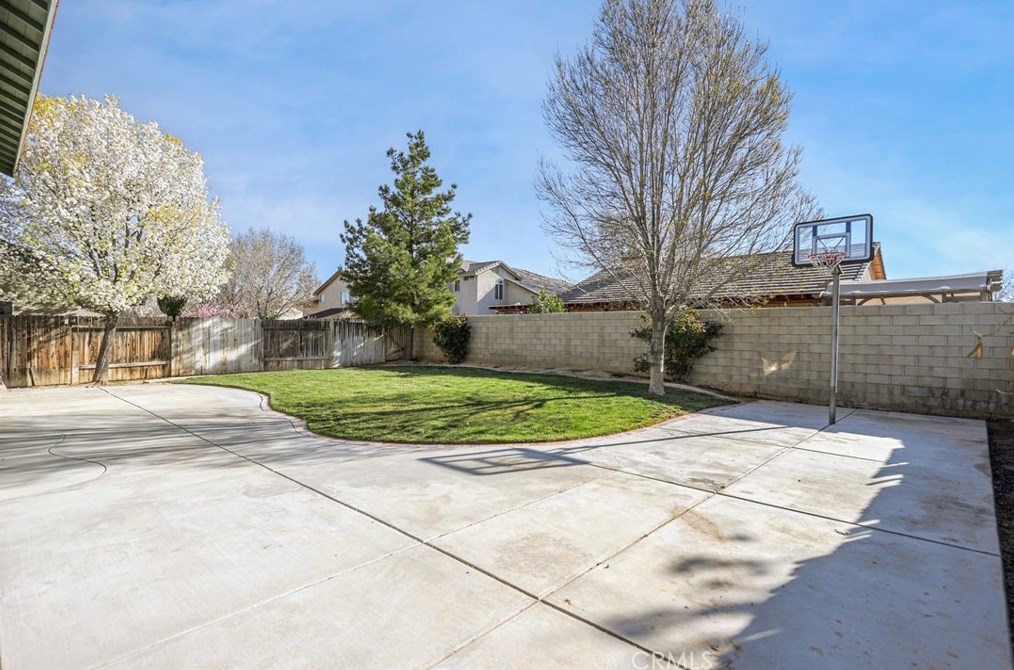 45508 Fairbanks Ave, Lancaster CA  93534-1392 exterior