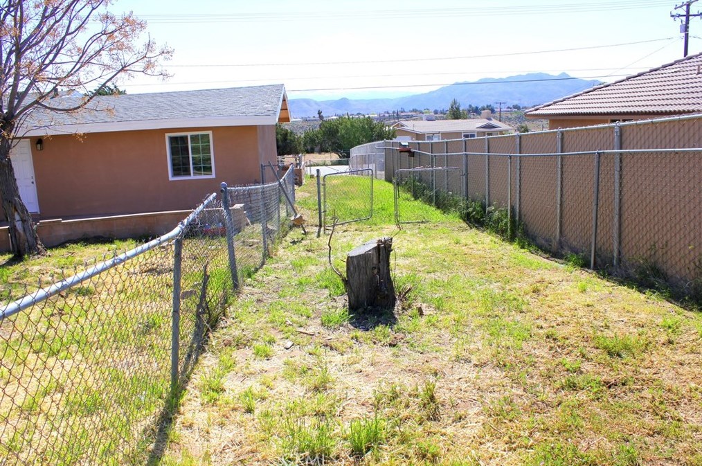 8216 Buckthorn Ave, Hesperia CA  92345-6867 exterior