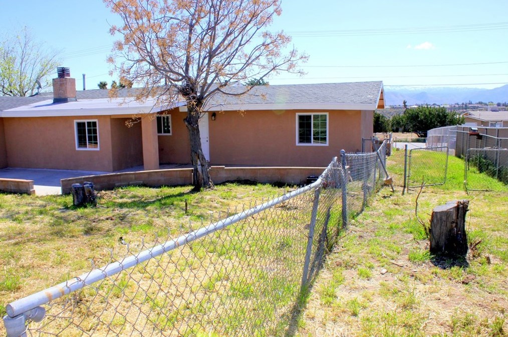 8216 Buckthorn Ave, Hesperia CA  92345-6867 exterior