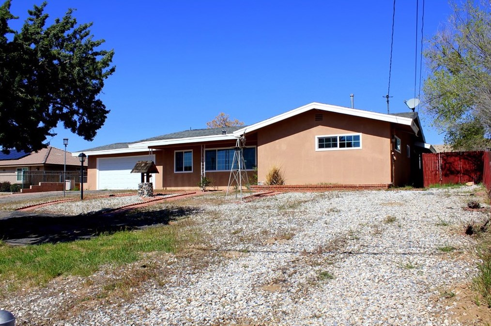 8216 Buckthorn Ave, Hesperia CA  92345-6867 exterior