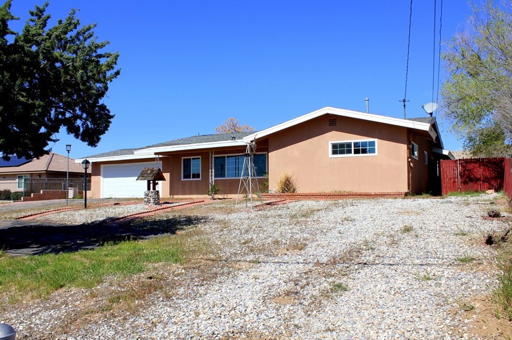 8216 Buckthorn Ave, Hesperia CA  92345-6867 exterior