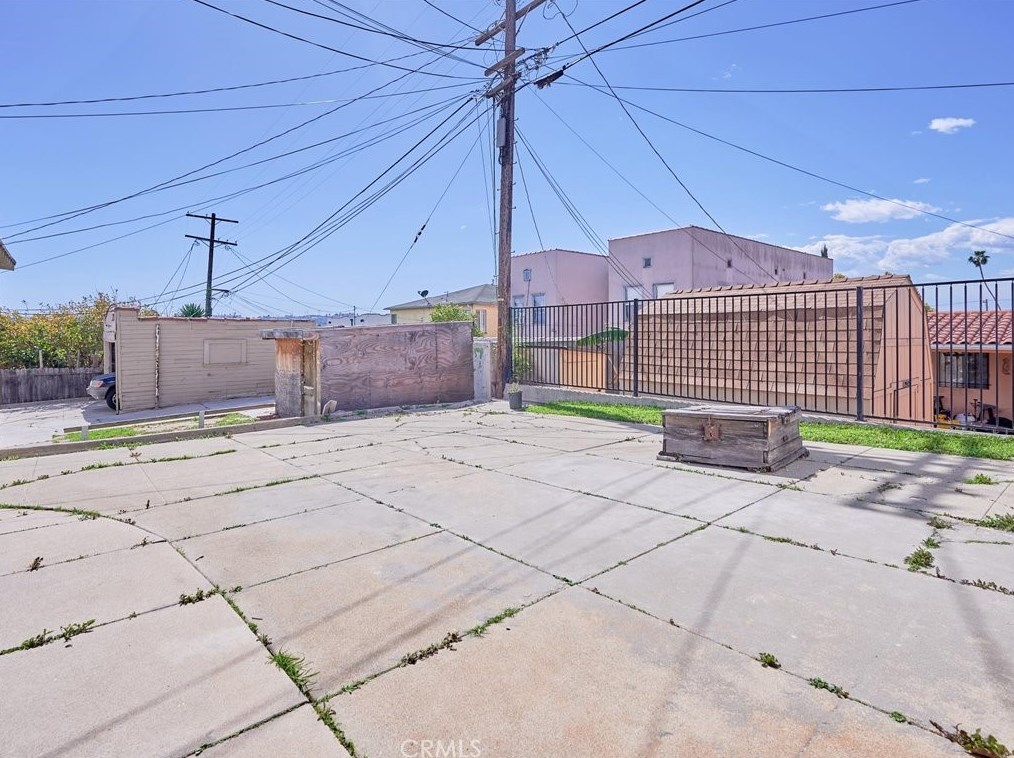 2045 Palm Grove Ave, Los Angeles CA  90016-2319 exterior
