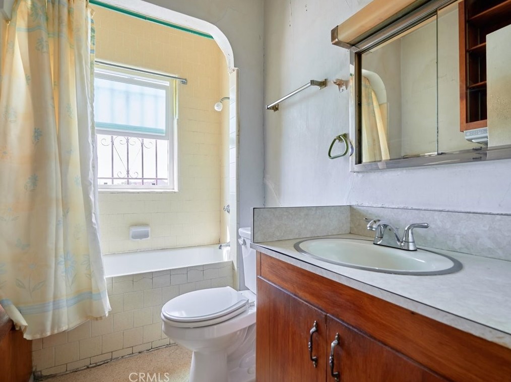 2045 Palm Grove Ave, Los Angeles CA  90016-2319 exterior