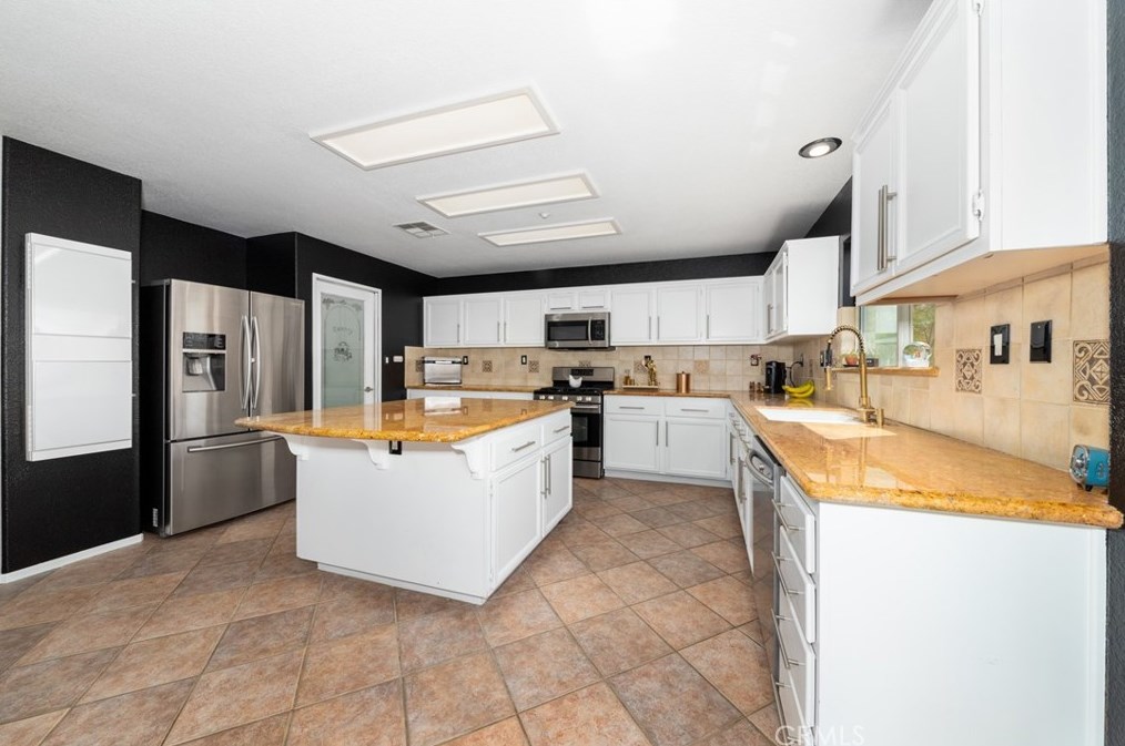 14395 Quail Ct, Fontana CA  92336-3625 exterior