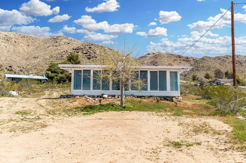 15223 Byron Dr, Apple Valley CA  92307-3898 exterior