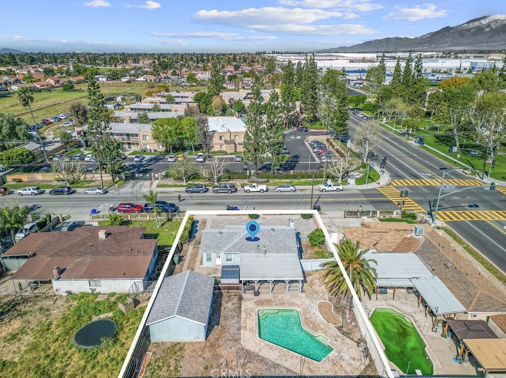 511 Willow Ave, Rialto CA  92376-4921 exterior
