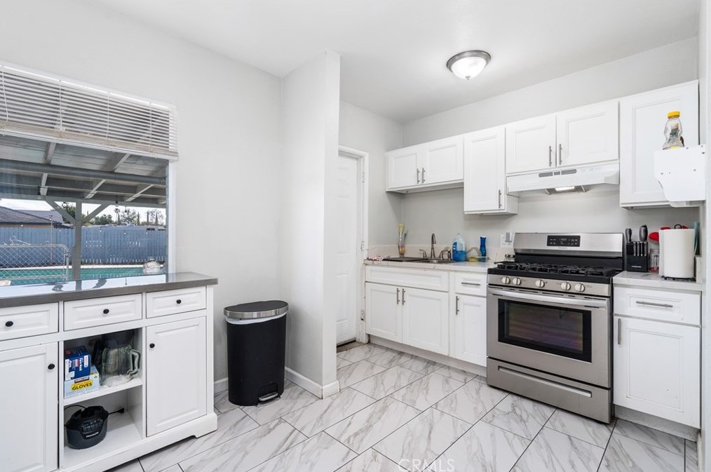 511 Willow Ave, Rialto CA  92376-4921 exterior