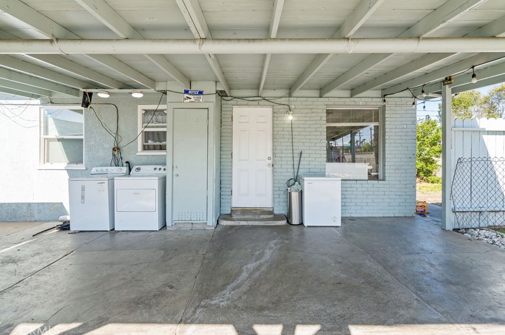 511 Willow Ave, Rialto CA  92376-4921 exterior
