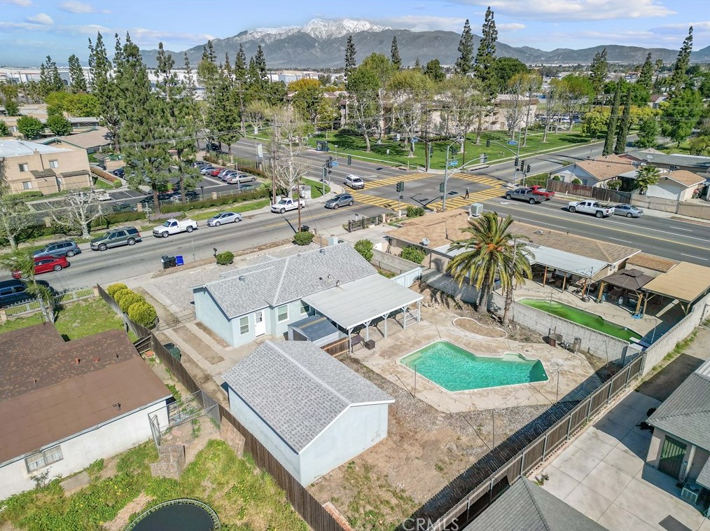 511 Willow Ave, Rialto CA  92376-4921 exterior