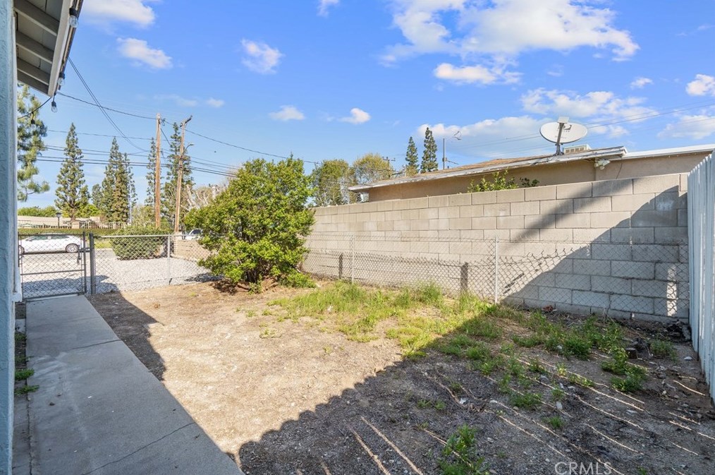 511 Willow Ave, Rialto CA  92376-4921 exterior