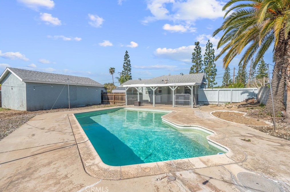511 Willow Ave, Rialto CA  92376-4921 exterior