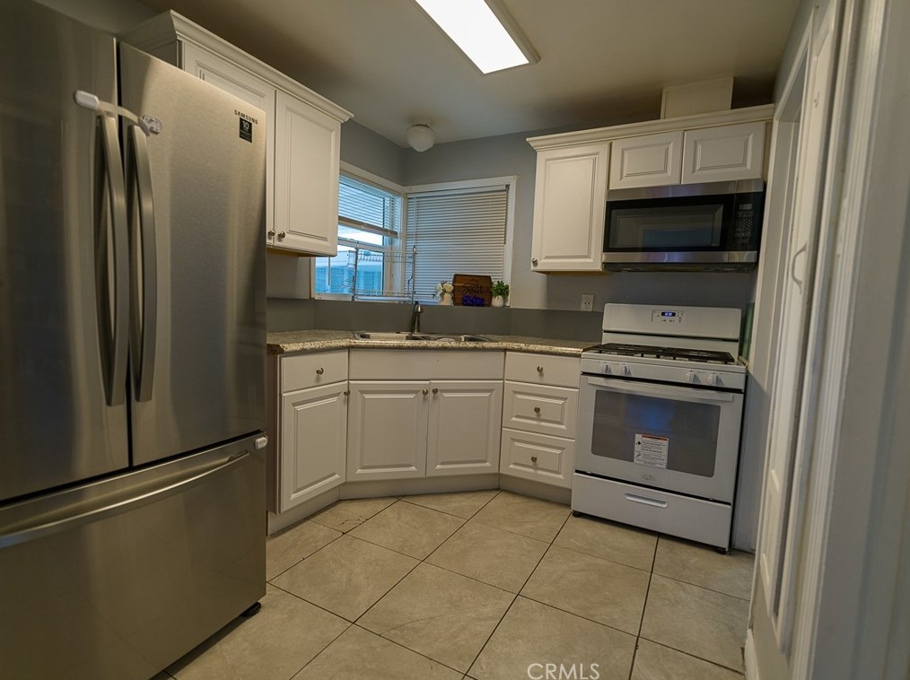 16781 Tracy St, Victorville CA  92395-3807 exterior