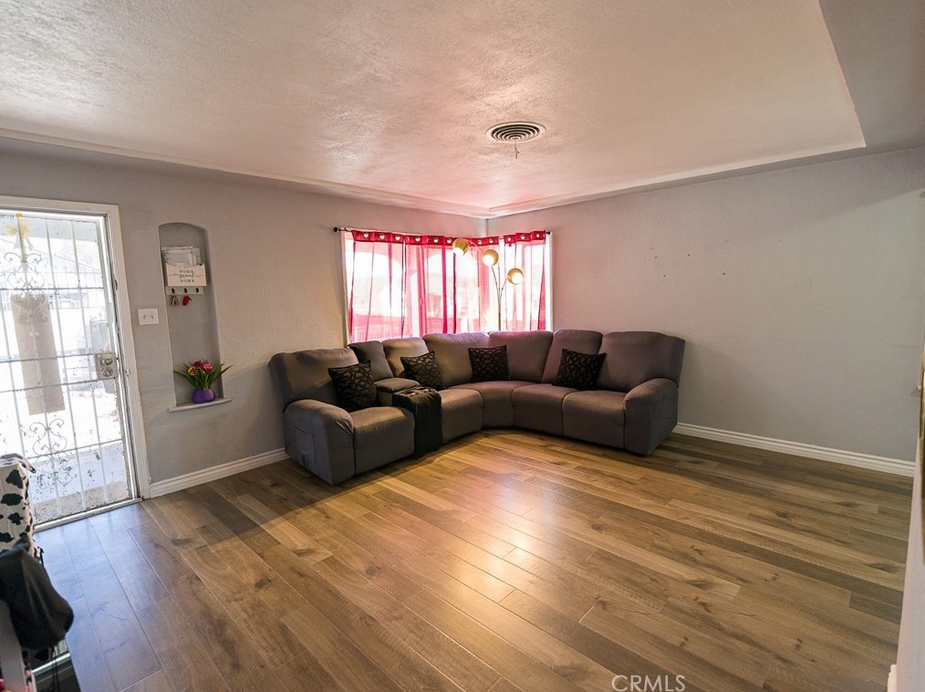 16781 Tracy St, Victorville CA  92395-3807 exterior