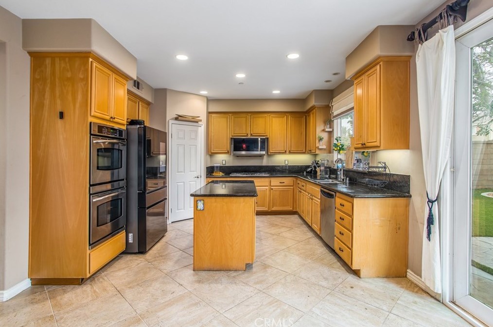 15562 Sicily Ln, Fontana CA  92336-4622 exterior