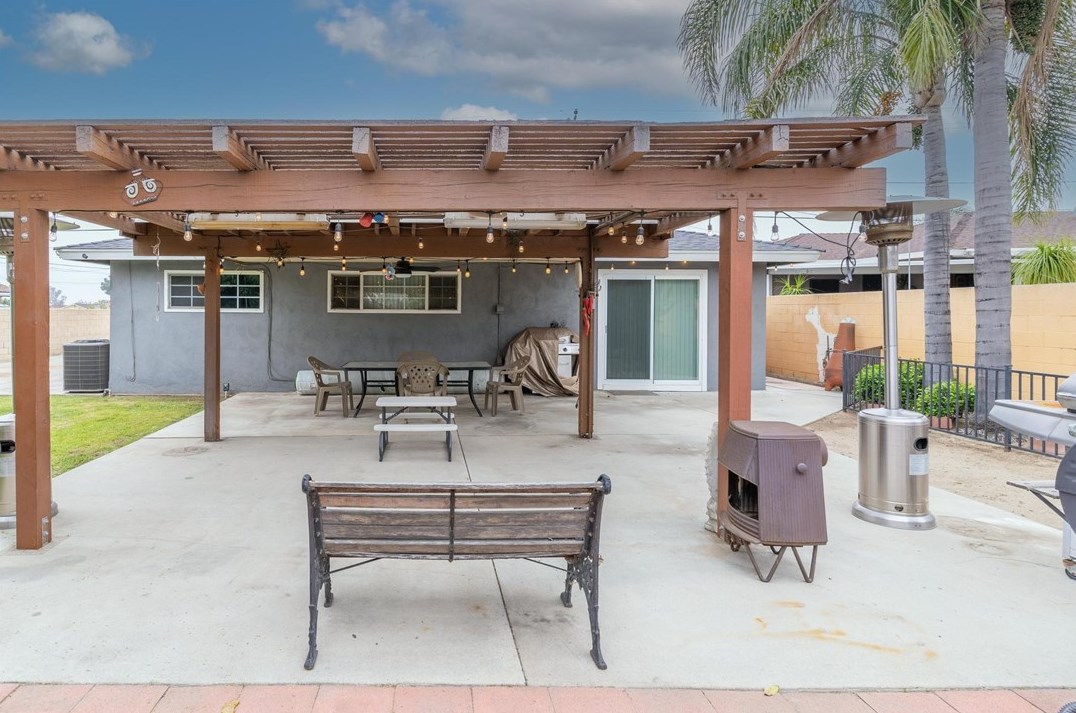9281 Hemlock Ave, Fontana CA  92335-4326 exterior
