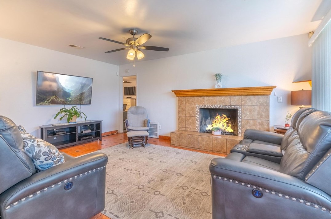 9281 Hemlock Ave, Fontana CA  92335-4326 exterior
