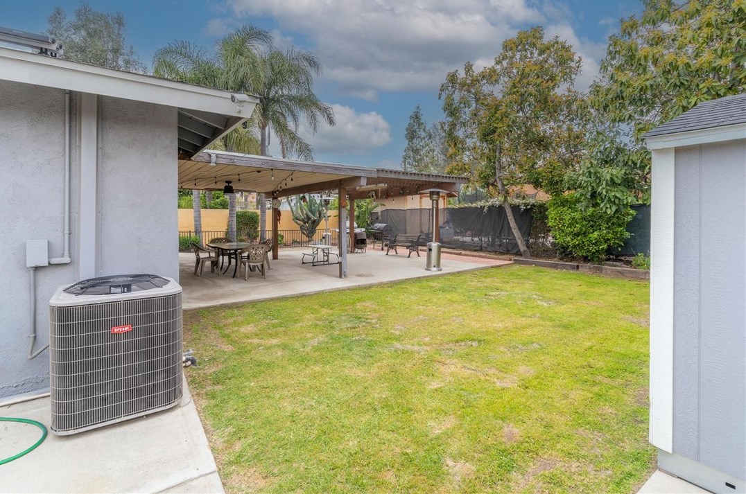 9281 Hemlock Ave, Fontana CA  92335-4326 exterior